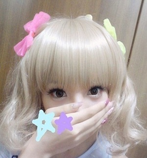 はいこれもきゃりーぱみゅぱみゅ!髪型の印象だけではない。目も全くもってきゃりーぱみゅぱみゅだ。言われなきゃさっぱり気づかない。 そのざわちん