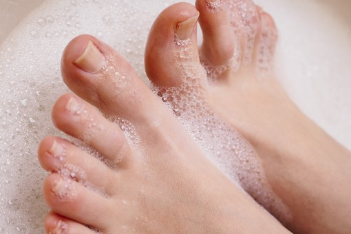 足の爪が猛烈に臭い原因は溜まった垢のせい すぐ出来る改善策２つ